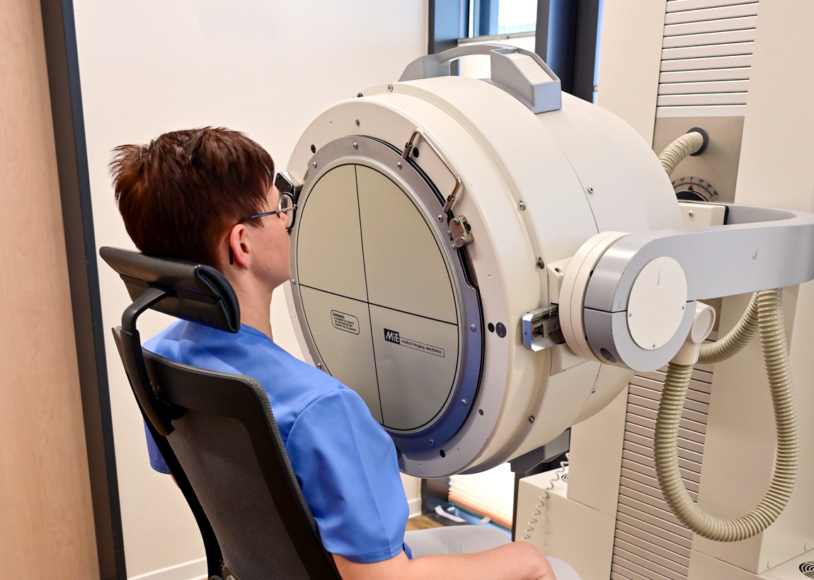 Die Schilddrüse ist ein kleines Organ mit großer Wirkung. Sie beeinflusst unter anderem Stoffwechsel, Herzschlag, Gewicht und das allgemeine Wohlbefinden.